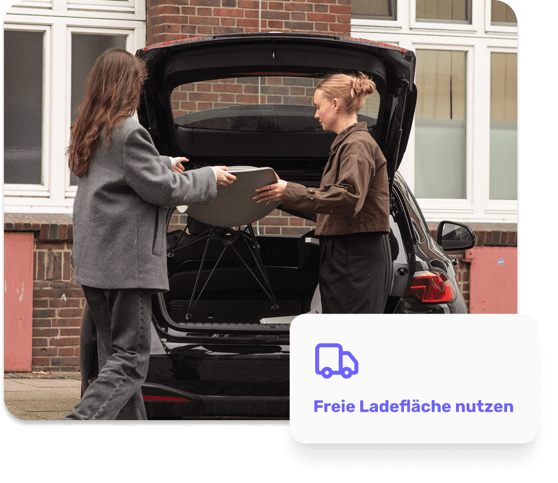 Person packt Möbel in ein Auto – freie Ladefläche wird genutzt.