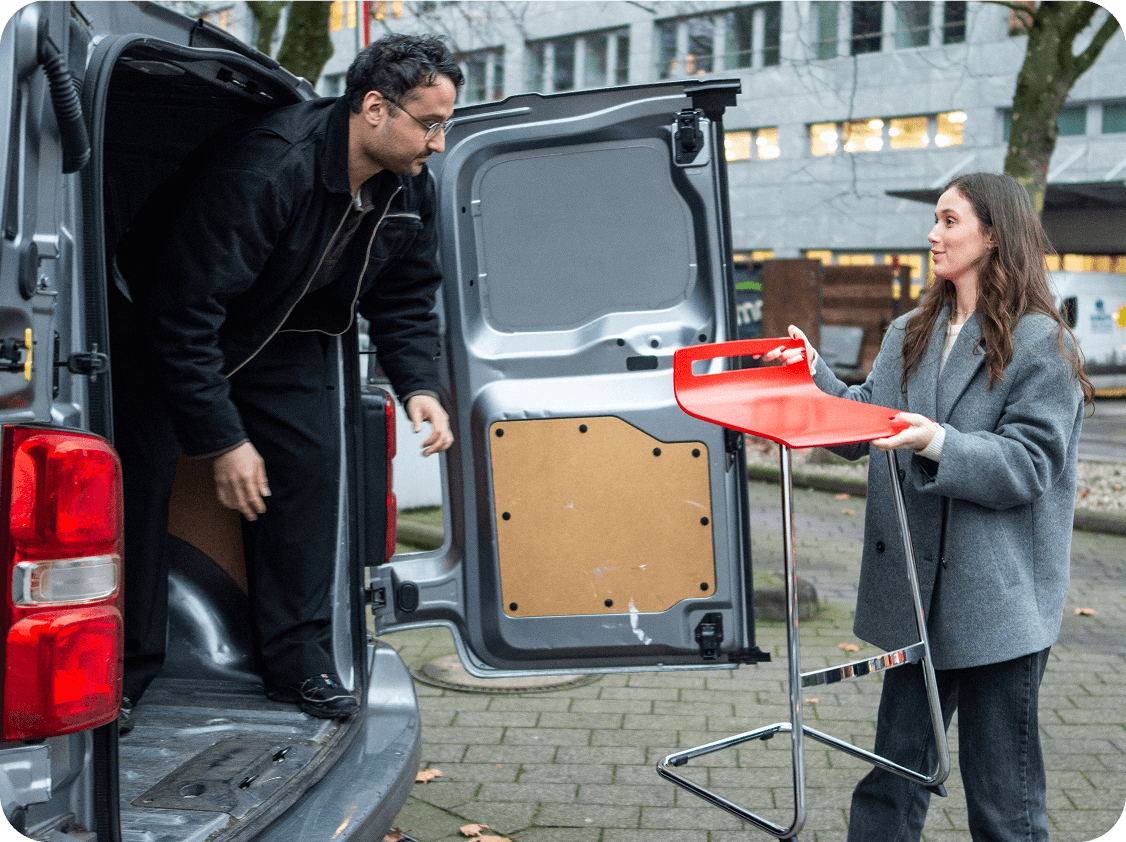 MUVN Pro Fahrer lädt einen Van